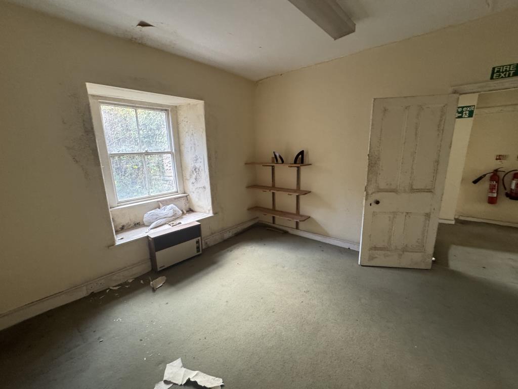 Lot: 27 - COMMERCIAL PROPERTY WITH PLANNING CONSENT FOR PART CONVERSION TO HMO - First floor office